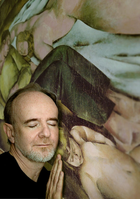 Marek Bieńczyk na tle obrazu Rajmunda Kanelby "Śpiąca rodzina", fot. Muzeum Narodowe we Wrocławiu 